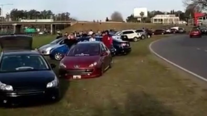 Gran cantidad de autos entre colectora y la autopista..