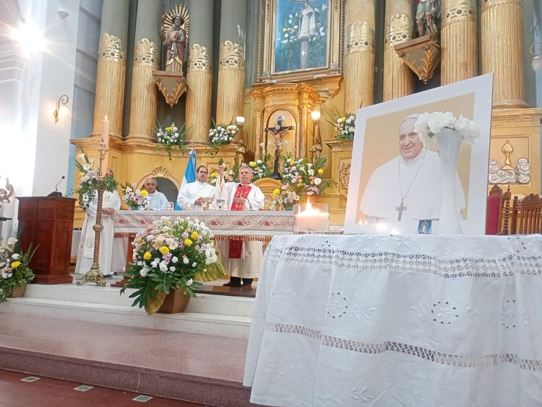 Misa en Pilar por el fallecimiento del Papa Francisco.