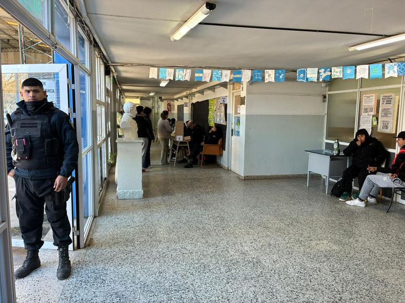 Pasillo vac&iacute;o. La Escuela N&ordm;17 de F&aacute;tima, semivac&iacute;a. Los vecinos se acercaron en forma paulatina para emitir su voto a lo largo del d&iacute;a, algo que se repiti&oacute; en varias escuelas del distrito.