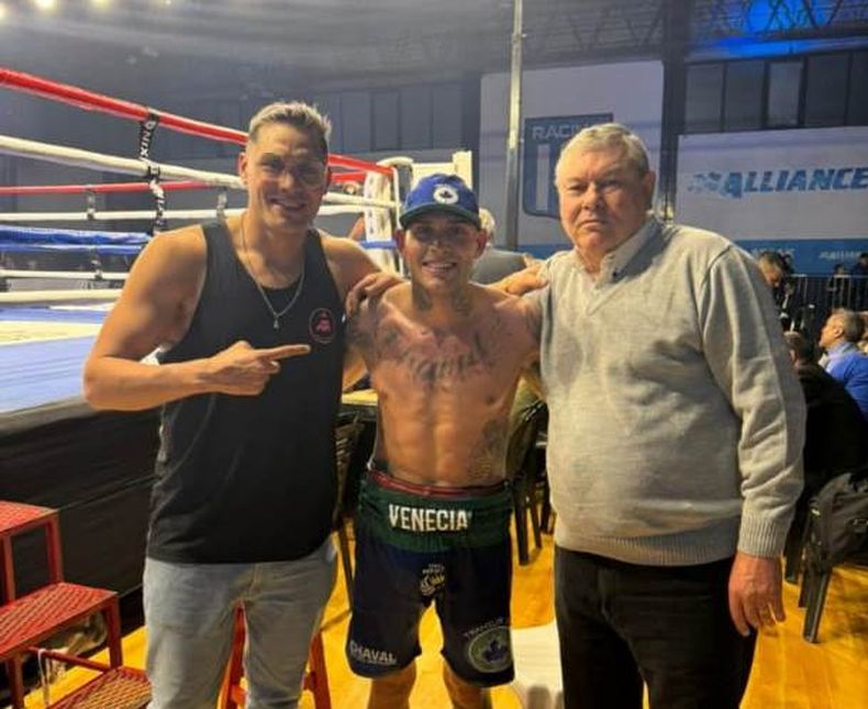 TEAM PERALTA. Yamil y papá Jorge estuvieron en la velada acompañando a Yoel.