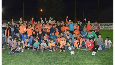 FIESTA. Los chicos y grandes estrenaron el sintético, en González y Luexes..
