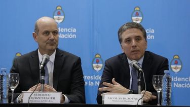 Federico Sturzenegger (Presidente del BCRA) y Nicolás Dujovne (ministro de Hacienda) anunciaron el acuerdo con el FMI. Créditos: Hernán Zenteno, La Nación. .