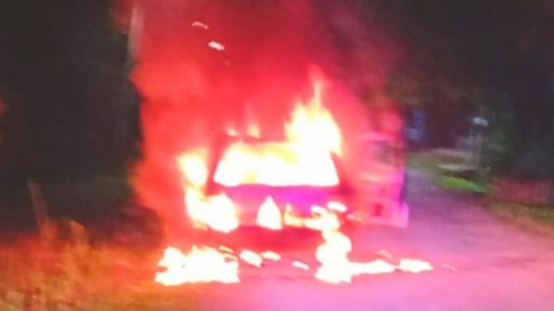 El automóvil envuelto en llamas fue hallado por los vecinos de la zona. Foto @juancaimpacto.