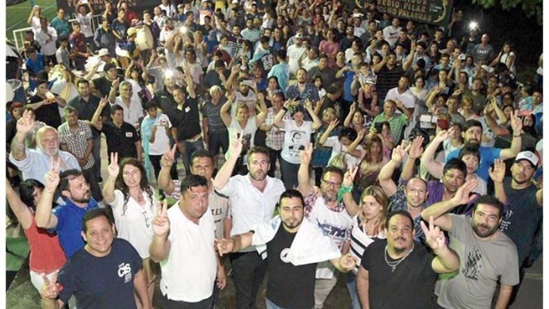 TODOS UNIDOS. Concejales, dirigentes y gremialistas al final de acto de anoche..