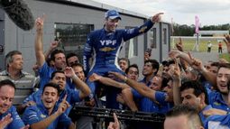ARRECIFEÑO EN ANDAS. Canapino festeja con su equipo el nuevo tútulo en el Súper TC2000. .