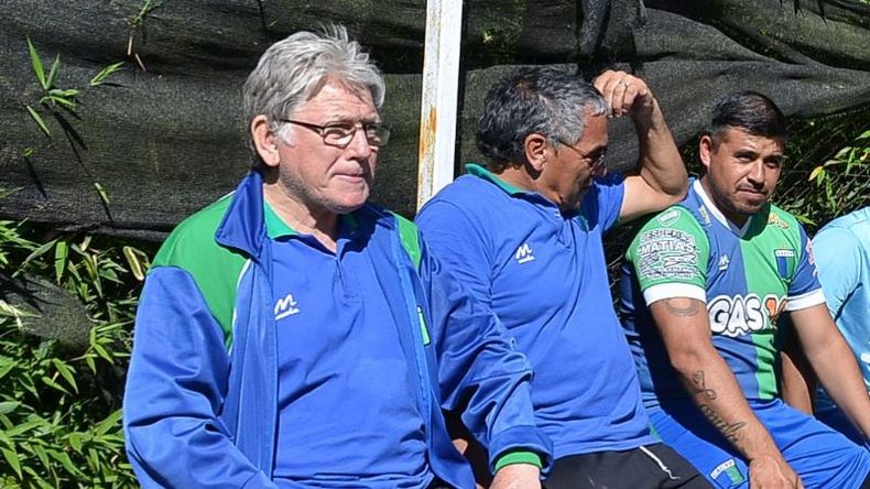 Néstor Luna en su hábitat: el banco de Caza y Pesca..