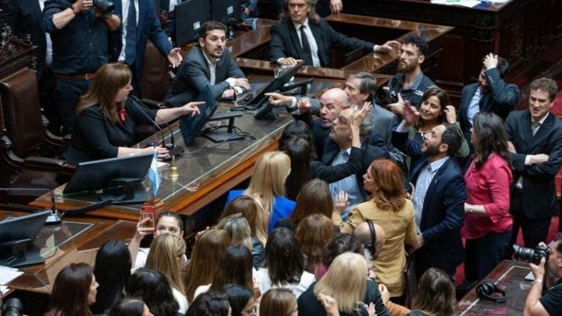 TUMULTO. La sesión del 1º de diciembre se cayó en medio de un escándalo de gritos e insultos..
