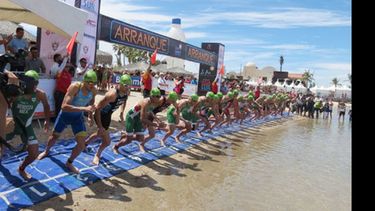 AL AGUA. Las pruebas del Triatlón comenzarán con la natación en el río Paraná..