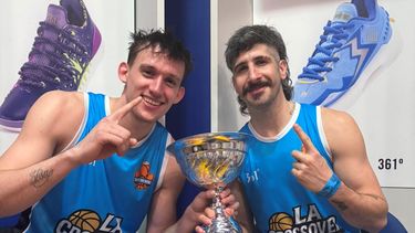 De Sportivo Pilar a La Bombonerita. Bautista Menna y Pablo Bruna con la Copa de La Crossover.