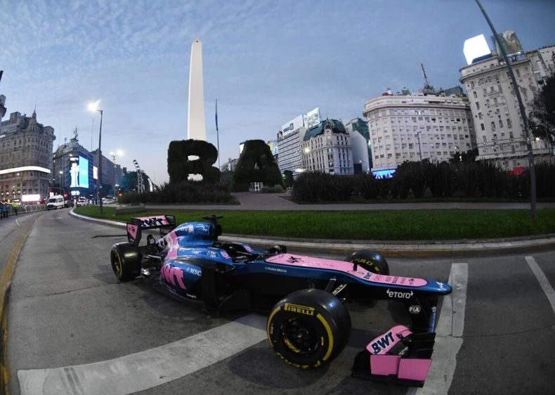 EXHIBICIÓN. El Lotus E20 que manejará Colapinto estuvo en el Obelisco.