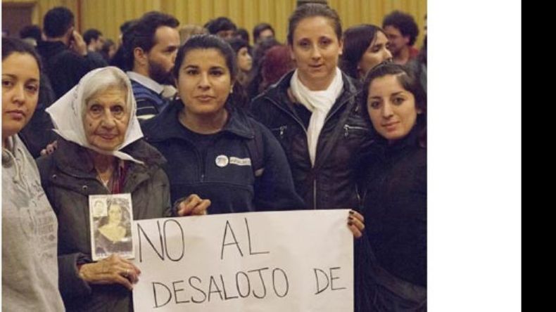 FUENTE DE TRABAJO. Apoyo de Madres de trabajadores de la planta de Pilar..