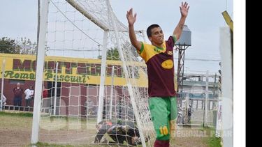 Andrés Llanos celebra su gol en el Román Pascual. El delantero metió doblete..