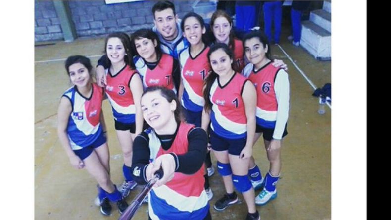 RETRATADAS. Las Juveniles de Muni y su selfie, tras ganar el Regional en Lagomarsino..