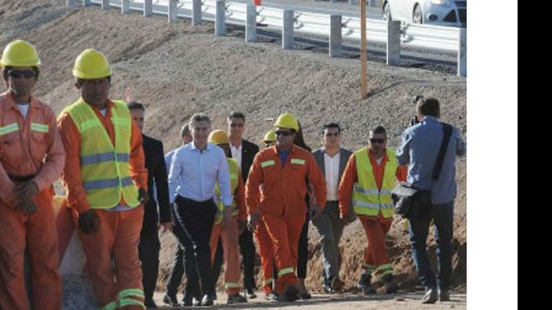 PUENTE. Macri en la ruta 8, en medio de la polémica por el aumento del peaje Larena..