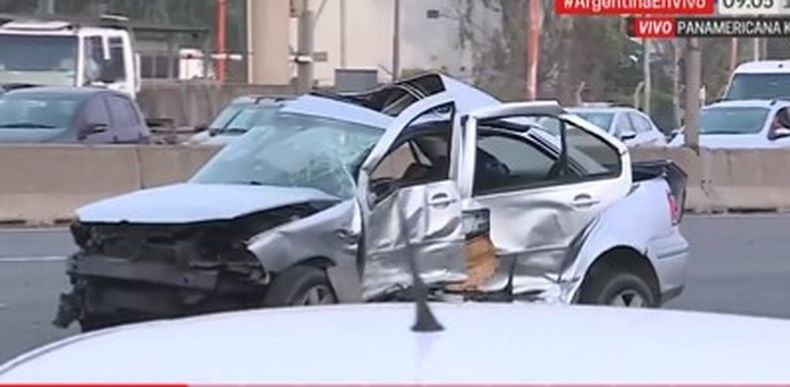 El conductor del Bora salió despedido y cayó en la mano contraria.