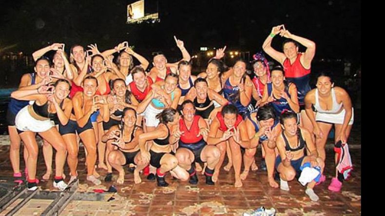 Festejo francés en Del Viso. El plantel de Primera de Tiva celebró con el tradicional piletazo..