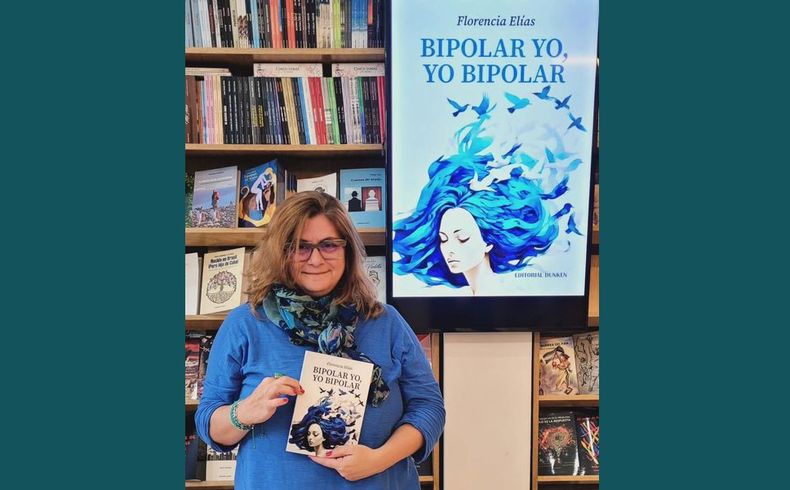 Florencia Elías, psicóloga y docente de Pilar, con su libro.