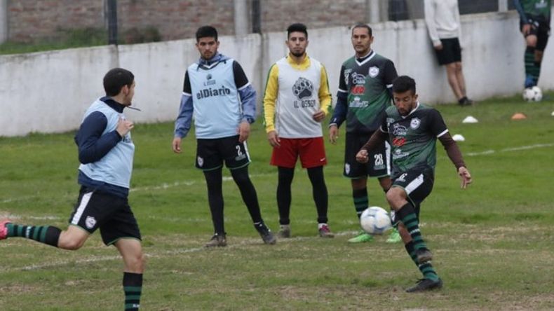 PREPARADO. Pulido le da de primera. El defensor será titular en La Tablada..