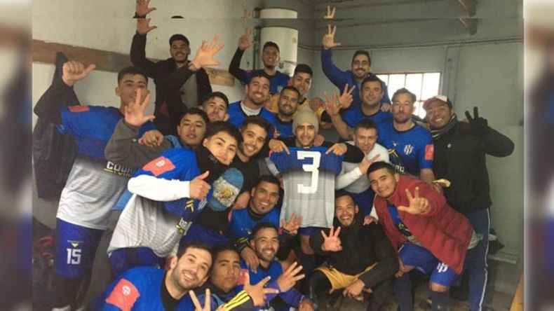 VICTORIA. Los jugadores de San Alejo festejan el triunfo ante Abrojal..