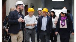 RECORRIDA. Con cascos, los funcionarios visitaron la obra..