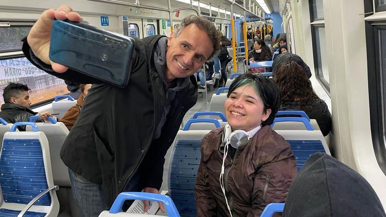 YO VOY EN TREN. Gabriel Katopodis en plena campaña.