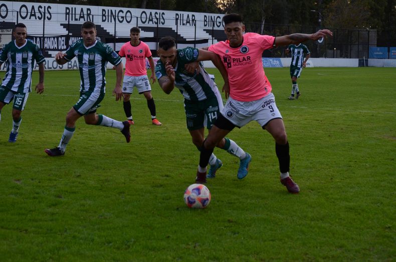 CUIDA LA PELOTA. Samaniego debutó en la derrota 3-2 ante Excursionistas.