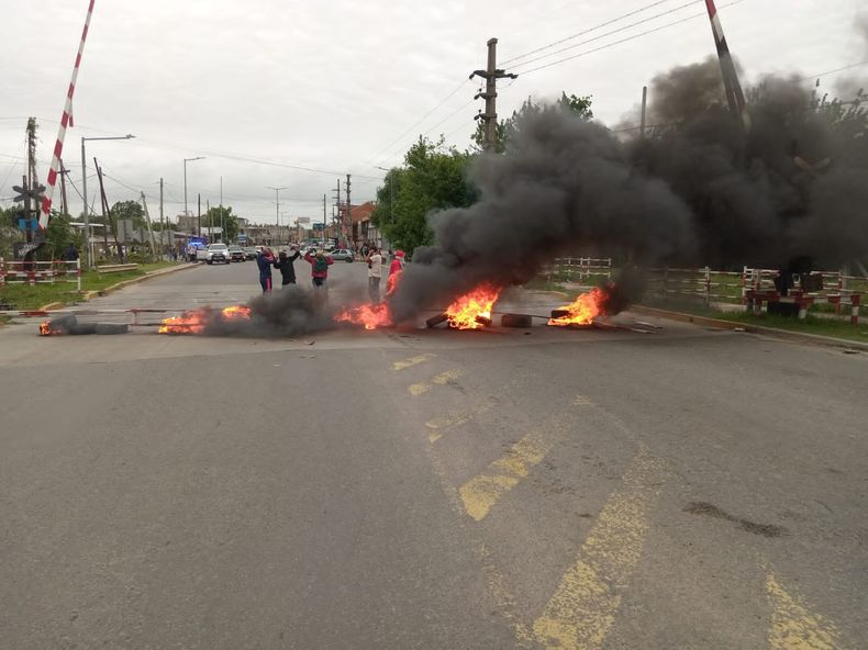 FUEGO. Los vecinos aseguran que mantendrán el corte durante horas o hasta que se restablezca el servicio eléctrico.&nbsp;