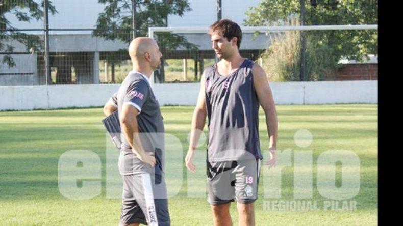 Mittelman (der.) charla en el primer entrenamiento con el técnico Orsi..