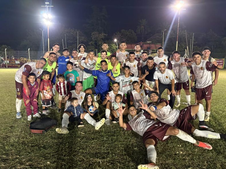 UNIDOS. Los jugadores de Monterrey festejan la goleada en Manzanares.