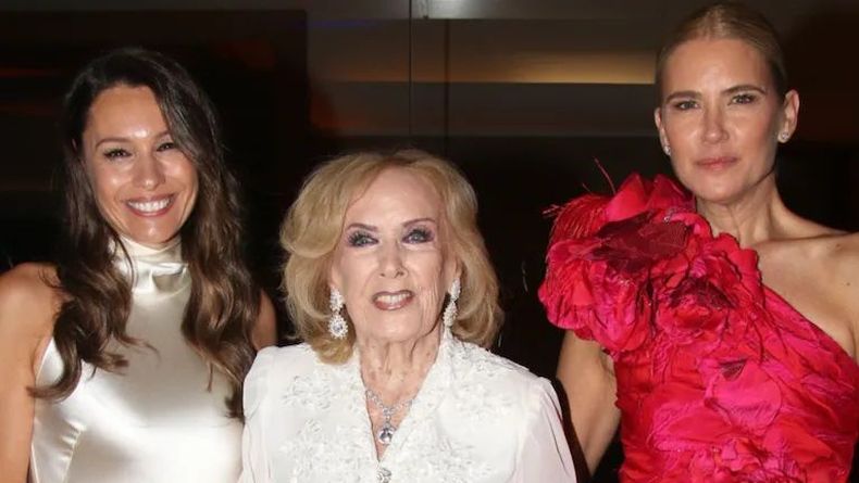Pampita, Mirtha Legrand y Valeria Mazza, presentes en la gala del Hospital Austral.