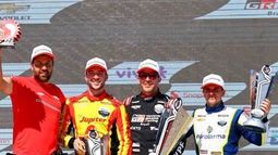 PODIO. Rossi junto a Daniel Serra y Gabriel Casagrande, tras ganar la segunda final.&nbsp;