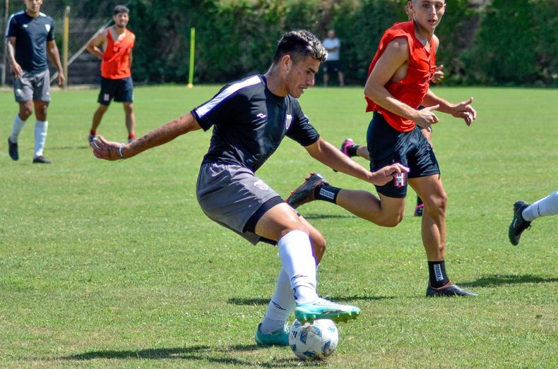 PELOTA. Atlético jugó contra Estudiantes su primer amistoso.