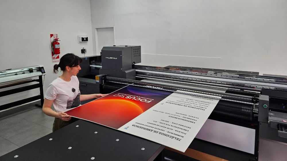 EN MARCHA. Una trabajadora de la cooperativa opera la nueva máquina.&nbsp; 