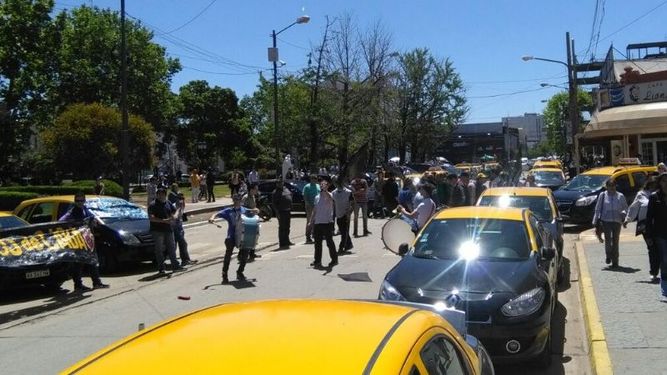 La semana pasada, taxistas protestaron frente al Municipio..