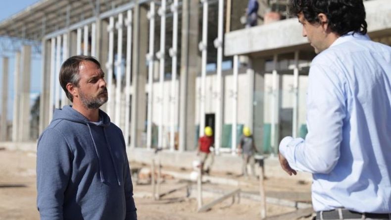 EN OBRA. Laurent junto al secretario de Obras Públicas recorre las intalaciones del nosocomio..