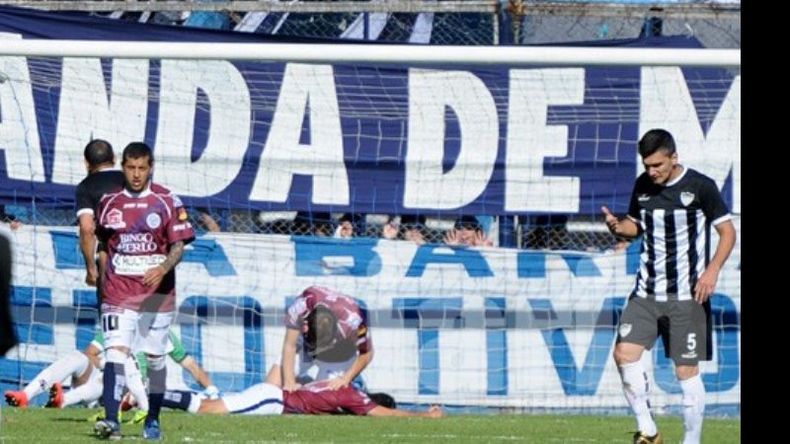 Parentini lamenta el gol de Deportivo Merlo..