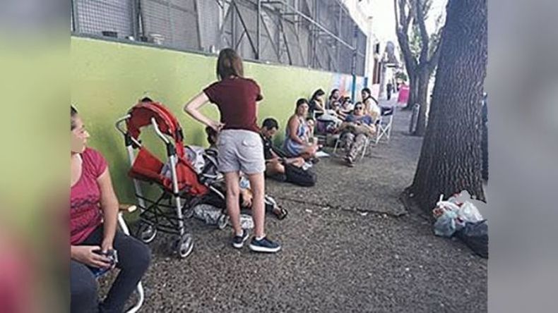 INTERMINABLE. Con reposeras, bebida y comida, docentes esperan frente a la SAD..
