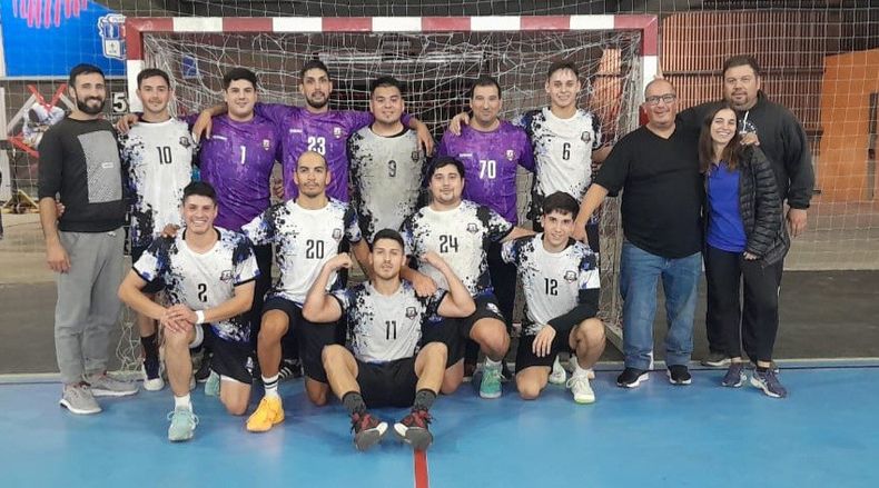 EQUIPO. Los varones de Muni Pilar festejaron su primera victoria en el Microestadio Ricardo Rusticucci.