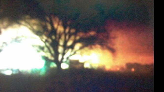 PELIGRO. Los vecinos registraron la escena tras la explosión..