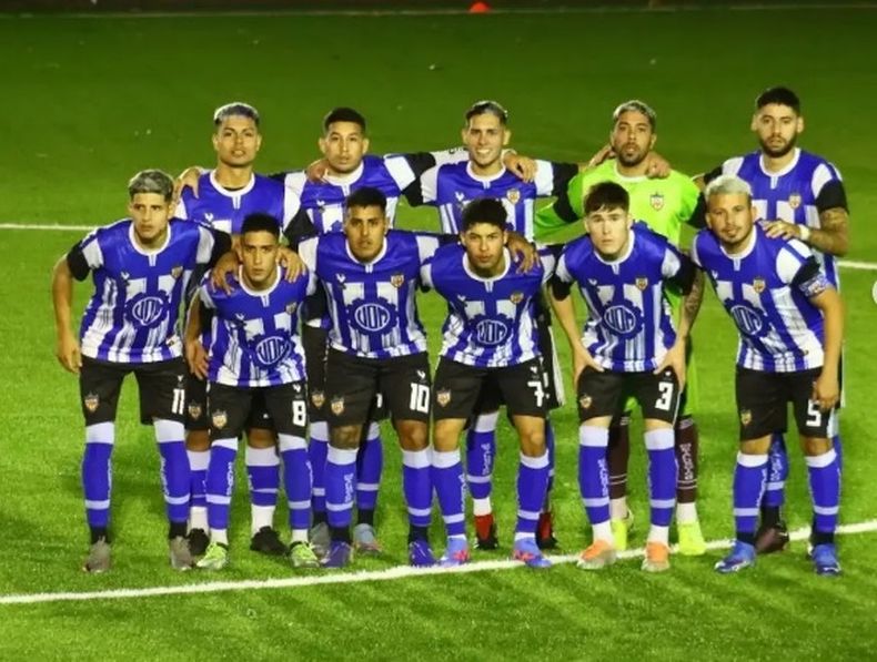 EQUIPO. Metalúrgico rescató un punto en la cancha sintética de Hacoaj.
