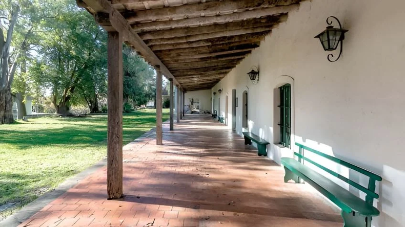Santa Coloma conserva su identidad rural con calles arboladas. (mdzol.com)..webp