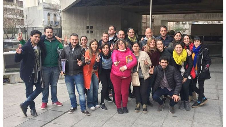 EXCURSIÓN. Militantes y candidatos kirchneristas, en el Teatro Argentino de La Plata..