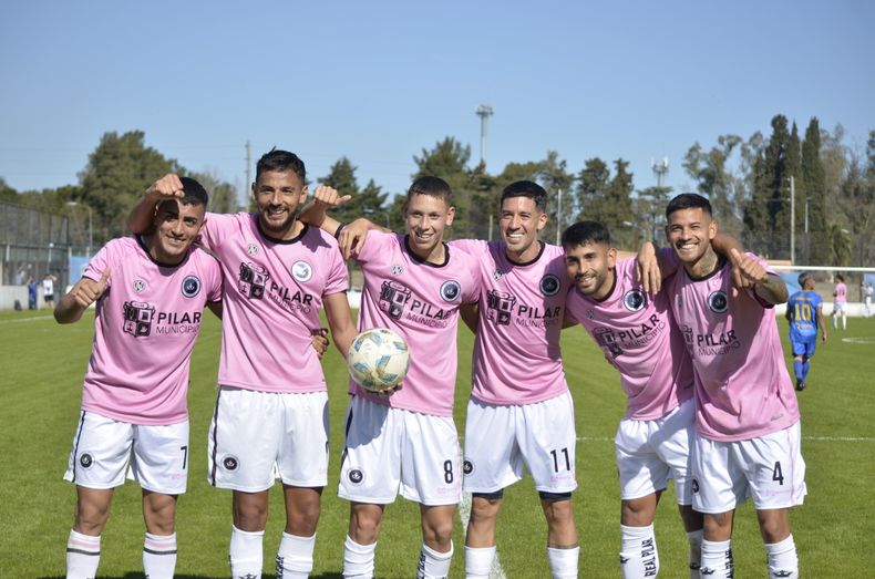 ABRAZADOS. Ávila, Eloy, Pesadilla Gómez, Crocco, Ríos y Leguiza fueron citados por el DT.