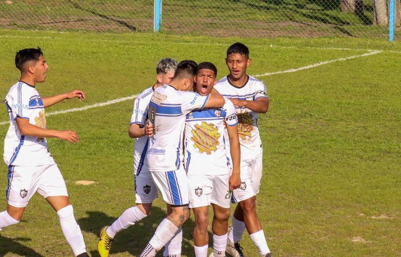 DESAHOGO. Leandro De Robertis acaba de marcar el gol del triunfo para Metalúrgico y sus compañeros festejan con él.