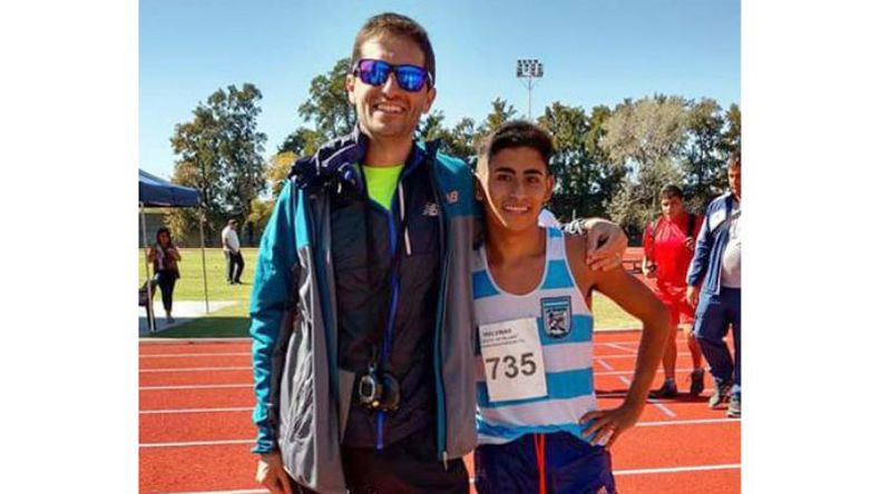 GANADOR. Acevedo (der.), junto a su entrenador Fernando Díaz, en el Cenard..