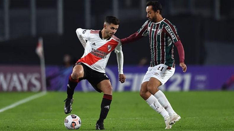 PISADITA. Simón ante un jugador de Fluminense, anoche en el Monumental..