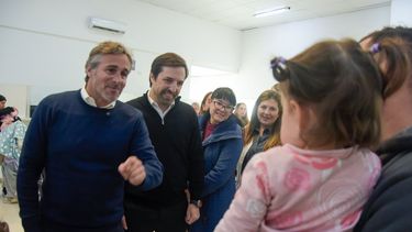 VISITAS. Federico Achával recorrió la maternidad junto a Nicolás Kreplak.
