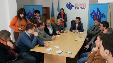 CONFERENCIA. La Defensoría recibió a entidades y comerciantes..