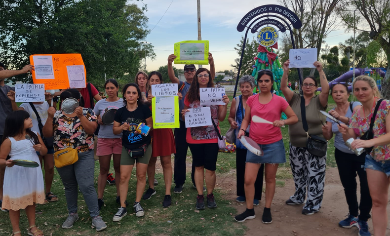 CACEROLAZO: Vecinos de Derqui contra el DNU de Milei.
