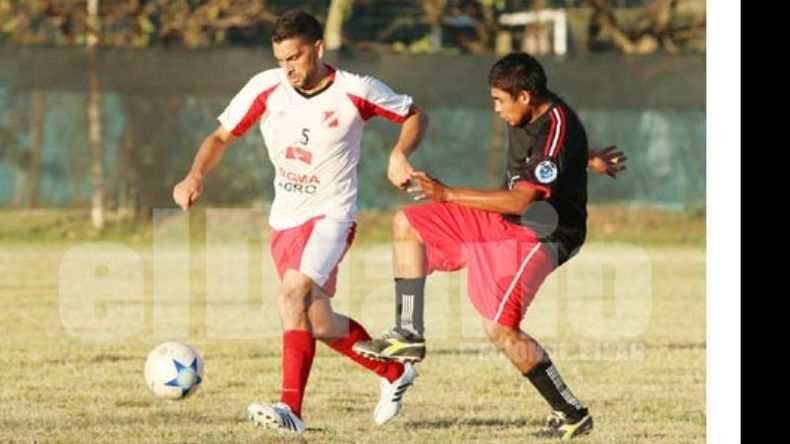 DEFENSA. Stubbe lucha por tener la pelota; Sportivo sale esta tarde a defender la punta..